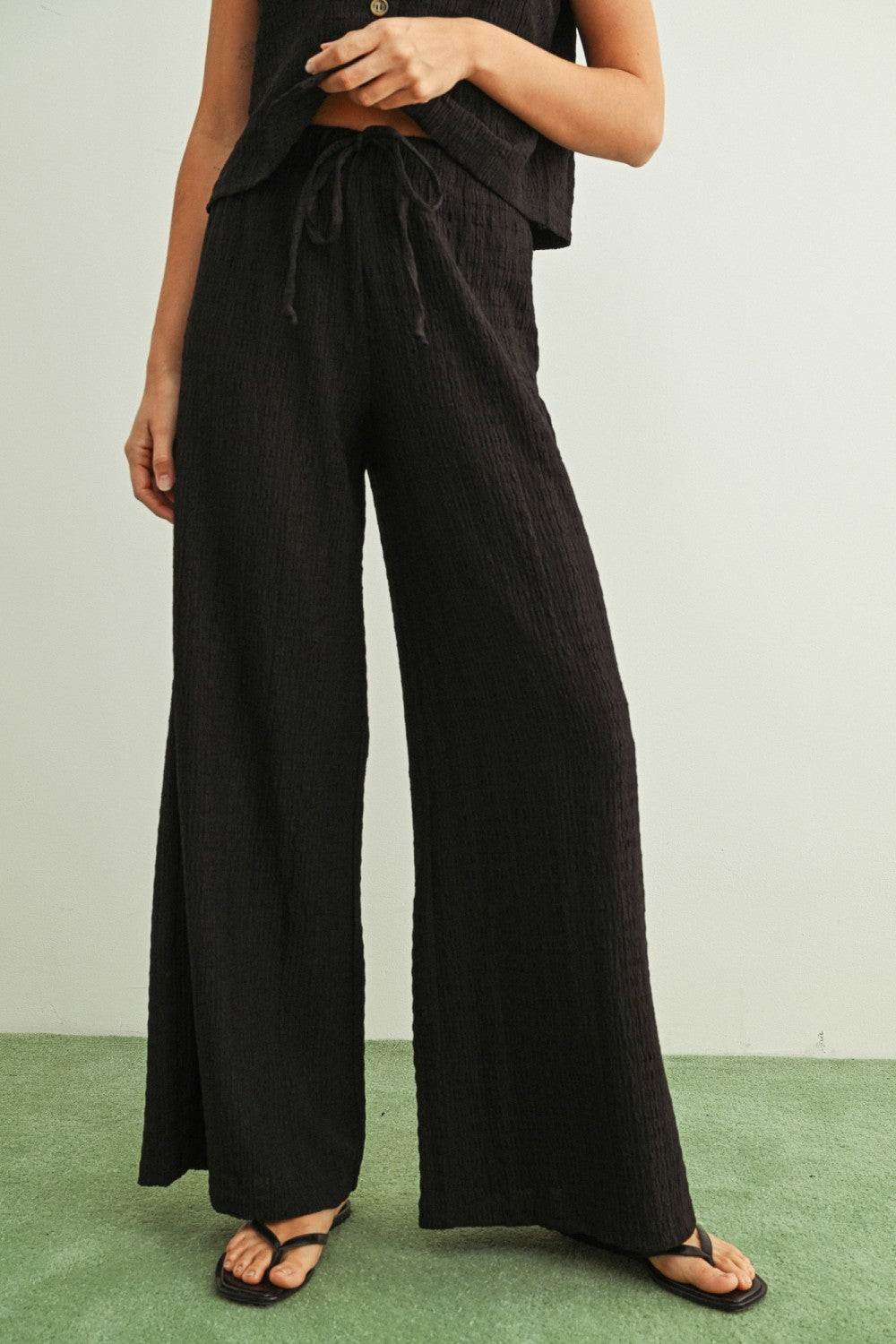 Crinkled Fabric Elastic Waist Pants | Black